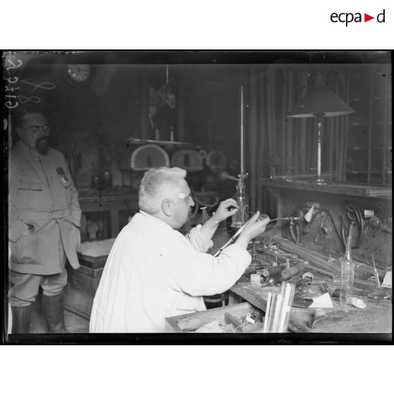 Paris. Verrerie. Fabrication d'un tube à robinet. 2e opération. [légende d'origine]