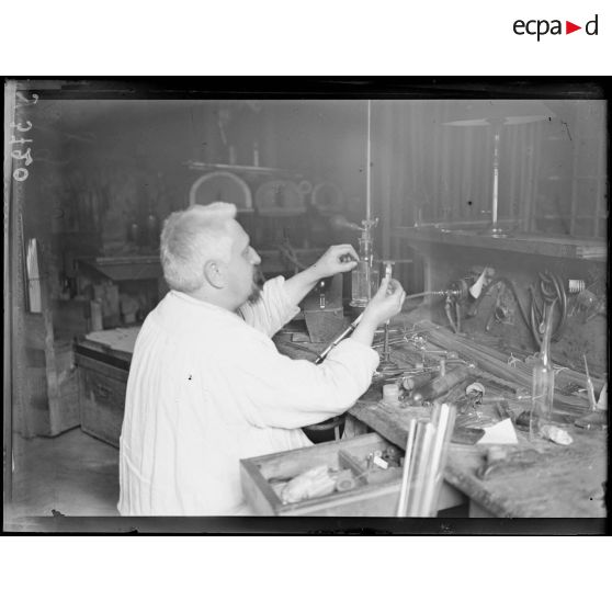 Paris. Verrerie. Fabrication d'un tube à robinet. 2e opération. [légende d'origine]