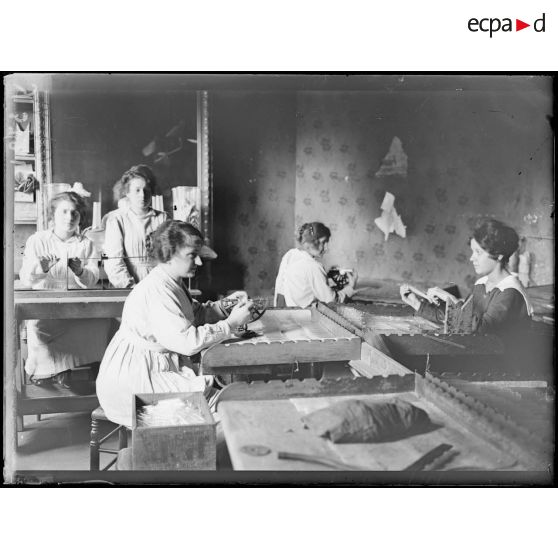 Paris. Verrerie. Fabrication de tubes et ampoules. [légende d'origine]