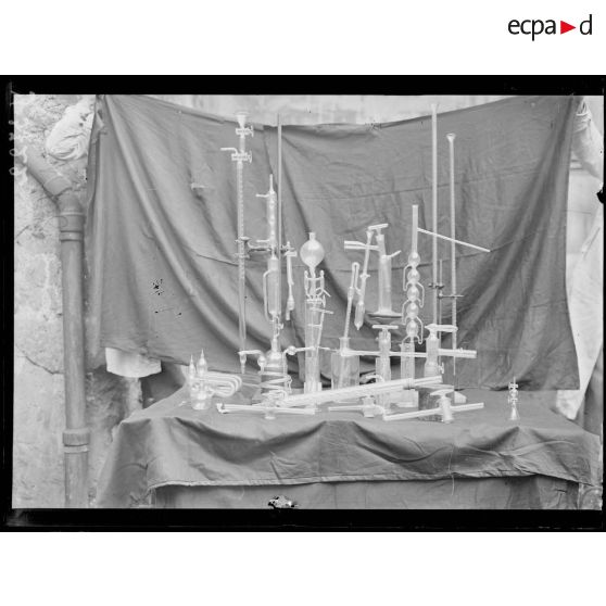 Paris. Verrerie. Appareils divers. [légende d'origine]