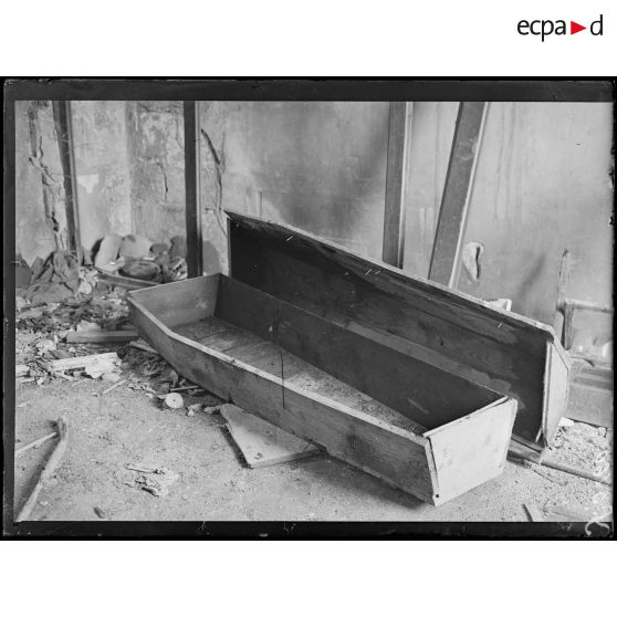 Candor (Oise). Dans la sacristie, cercueil violé par les allemands. [légende d'origine]