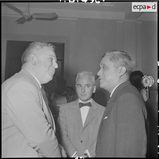 M. Marc Jacquet, secrétaire d’Etat des Etats associés, s'entretient avec M. Nguyen Huu Tri, gouverneur du Nord-Vietnam.