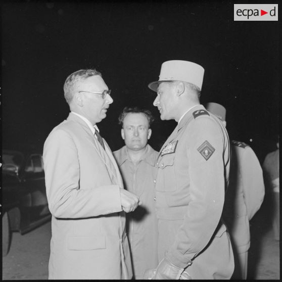 A son arrivée sur la base aérienne de Bach Mai, M. Pleven, ministre de la Défense nationale, s'entretient avec le général Cogny, commandant en chef des FTNV (forces terrestres du Nord-Vietnam).