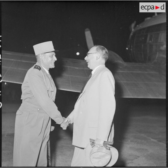 A son arrivée sur la base aérienne de Bach Mai, M. Pleven, ministre de la Défense nationale, est accueilli par le général Cogny, commandant en chef des FTNV (forces terrestres du Nord-Vietnam).