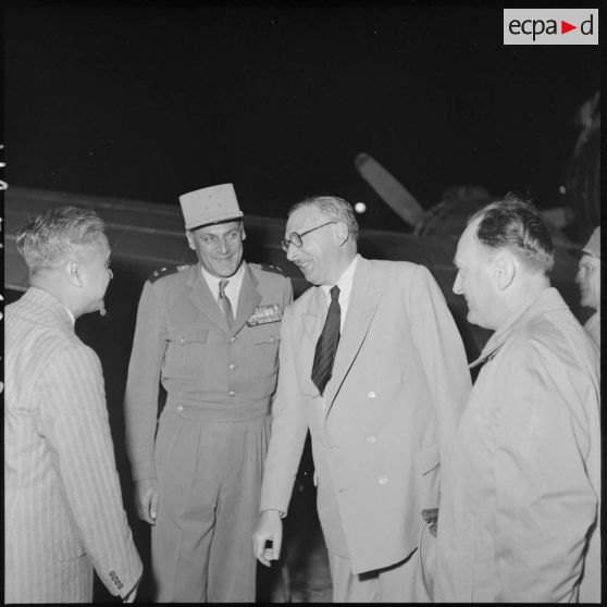 A son arrivée sur la base aérienne de Bach Mai, M. Pleven, ministre de la Défense nationale, est accueilli par les hautes personnalités du Nord-Vietnam.