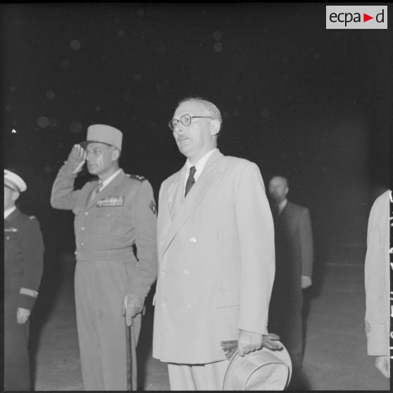 M. Pleven, ministre de la Défense nationale, et le général Cogny, commandant en chef des FTNV (forces terrestres du Nord-Vietnam), sur la base aérienne de Bach Mai.