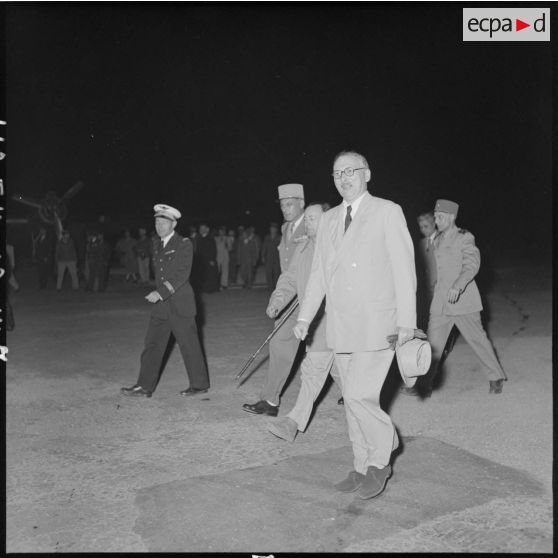 M. Pleven, ministre de la Défense nationale et les personnalités venues l'accueillir à son arrivée sur la base aérienne de Bach Mai.