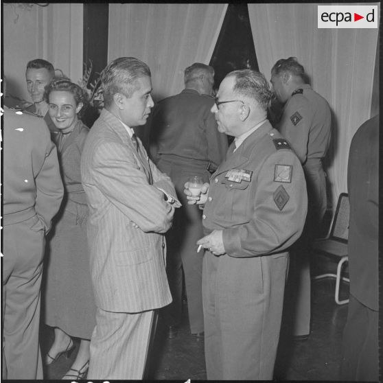Au cours de la réception organisée pour le départ du général Gilles, M. Nguyen Huu Tri, gouverneur du Nord-Vietnam, s'entretient avec un général.