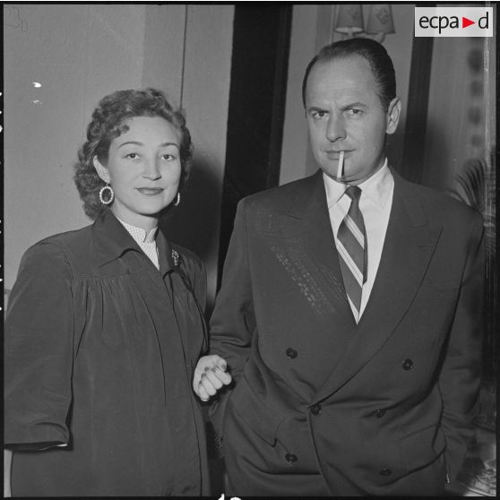 Deux convives de la réception organisée pour le départ du général Gilles, commandant des troupes aéroportées (TAP) en Extrême-Orient.