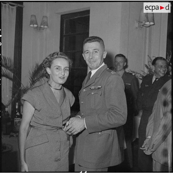 Deux convives de la réception organisée pour le départ du général Gilles, commandant des troupes aéroportées (TAP) en Extrême-Orient.
