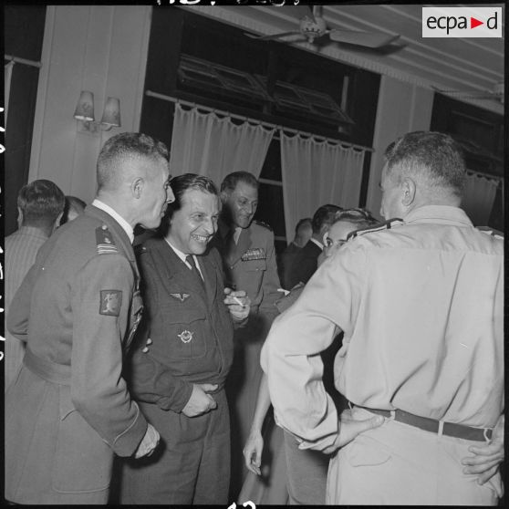 Des convives de la réception organisée pour le départ du général Gilles, commandant des troupes aéroportées (TAP) en Extrême-Orient.