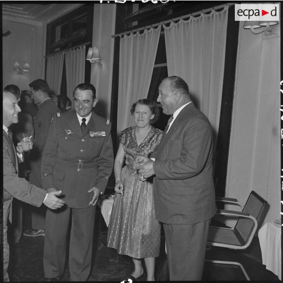 Le général Gilles, commandant des troupes aéroportées (TAP) en Extrême-Orient (de face), s'entretient avec des convives lors de la réception organisée pour son départ.
