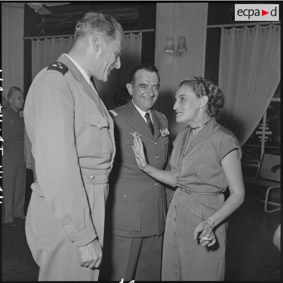 Le général Gilles, commandant des troupes aéroportées (TAP) en Extrême-Orient (au centre), s'entretient avec des convives lors de la réception organisée pour son départ.
