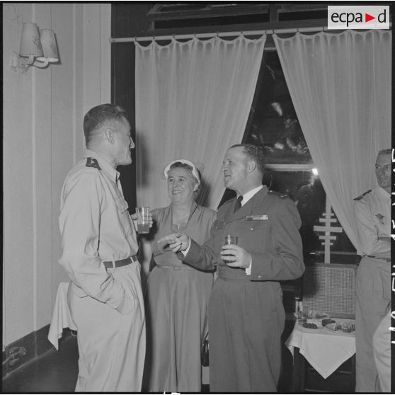 Des convives de la réception organisée pour le départ du général Gilles, commandant des troupes aéroportées (TAP) en Extrême-Orient.