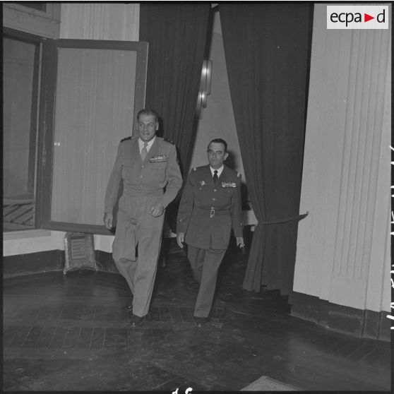 Le général Cogny (à gauche), commandant en chef des FTNV (forces terrestres du Nord-Vietnam), et le général Gilles (à droite), commandant des troupes aéroportées (TAP) en Extrême-Orient.