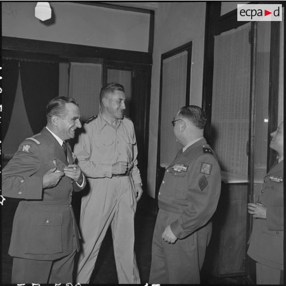 Au cours d'une réception organisée pour son départ, le général Gilles, commandant des troupes aéroportées (TAP) en Extrême-Orient, s'entretient avec ses convives.