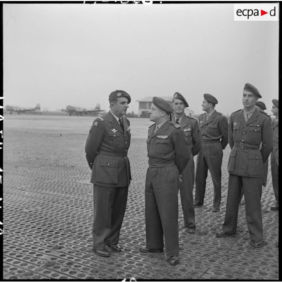 Le général Gilles, commandant des troupes aéroportées (TAP) en Extrême-orient, et des officiers des TAP sur une des aérodromes d'Hanoï.