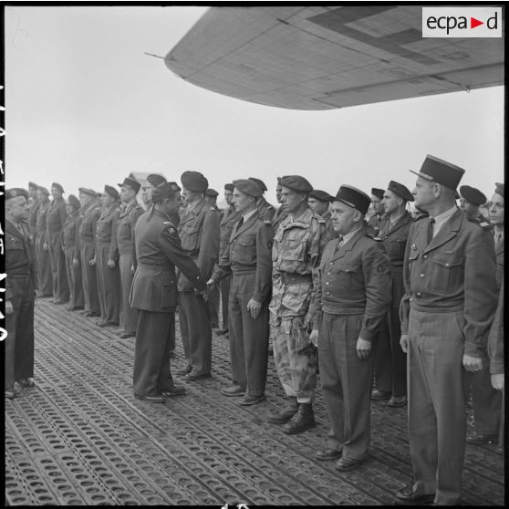 Le général Gilles, commandant des troupes aéroportées (TAP) en Extrême-orient, salue des officiers avant son départ.