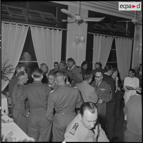 Réception organisée pour le départ du général Gilles, commandant des troupes aéroportées (TAP) en Extrême-Orient.