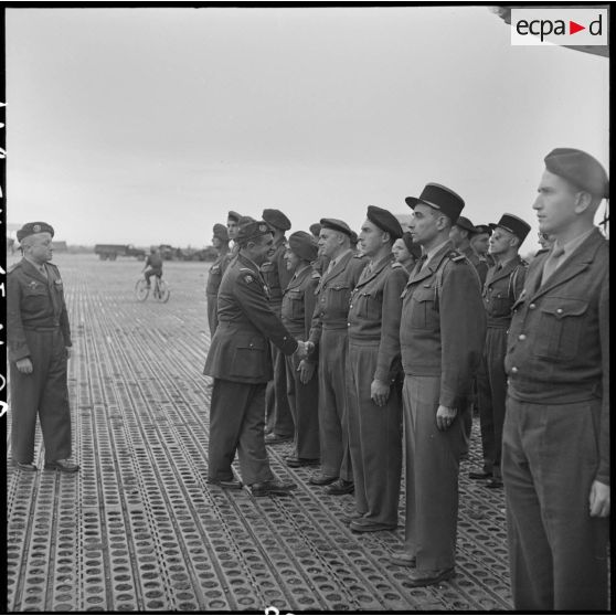 Le général Gilles, commandant des troupes aéroportées (TAP) en Extrême-orient, salue des officiers avant son départ.