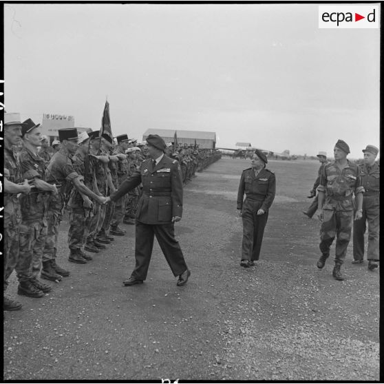 Le général Gilles, commandant des troupes aéroportées (TAP) en Extrême-orient, salue des militaires.