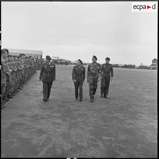 Le général Gilles, commandant des troupes aéroportées (TAP) en Extrême-orient, passe les troupes en revue avant son départ.