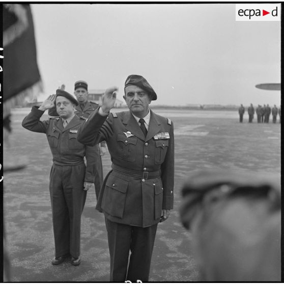 Le général Gilles, commandant des troupes aéroportées (TAP) en Extrême-orient, salue le drapeau.