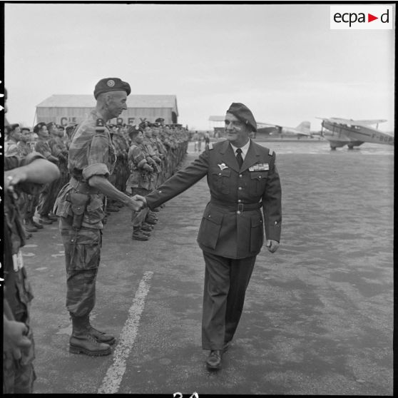 Le général Gilles, commandant des troupes aéroportées (TAP) en Extrême-orient, serre la main d'un officier.