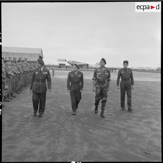 Le général Gilles, commandant des troupes aéroportées (TAP) en Extrême-orient, passe les troupes en revue.