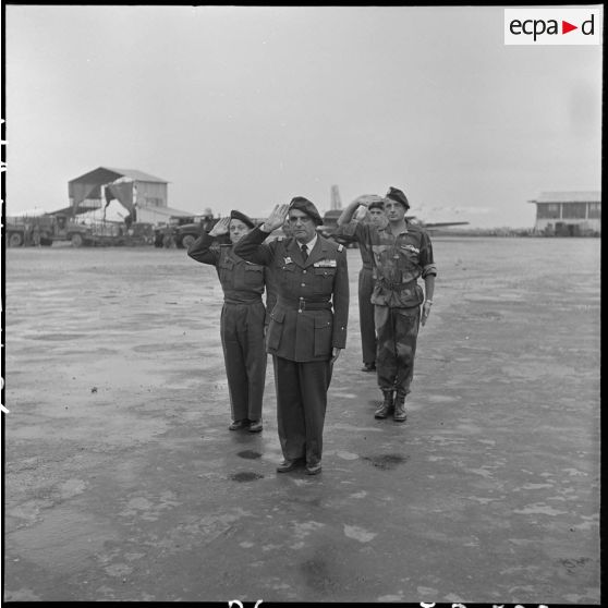 Le général Gilles, commandant des troupes aéroportées (TAP) en Extrême-orient, salue avant son départ.