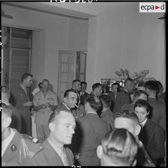 Réception organisée pour le départ du général Gilles, commandant des troupes aéroportées (TAP) en Extrême-Orient.