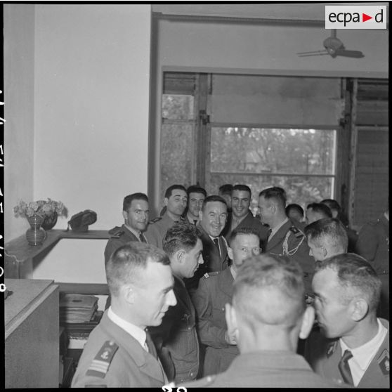 Réception organisée pour le départ du général Gilles, commandant des troupes aéroportées (TAP) en Extrême-Orient.