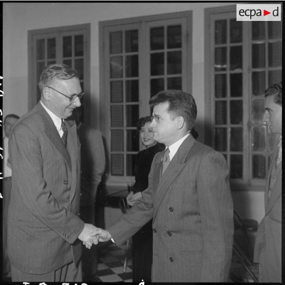 M. Pleven, ministre de la Défense nationale (à gauche), et des correspondants au camp de presse d'Hanoï.