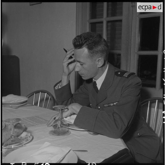 L'officier censeur consulte les informations notées par les journalistes au cours de la conférence donnée au camp de presse d'Hanoï par M. Pleven, ministre de la Défense nationale.