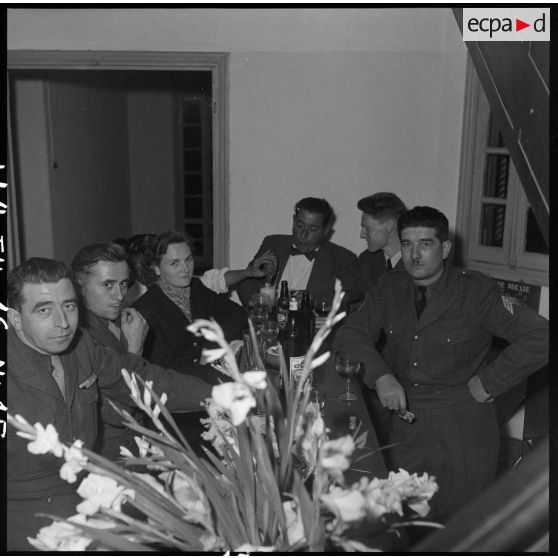 Groupe de personnes au bar du camp de presse d'Hanoï.