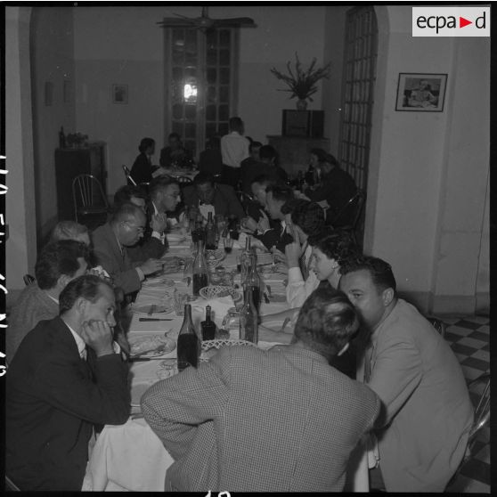 Correspondants lors d'un repas au camp de presse d'Hanoï.