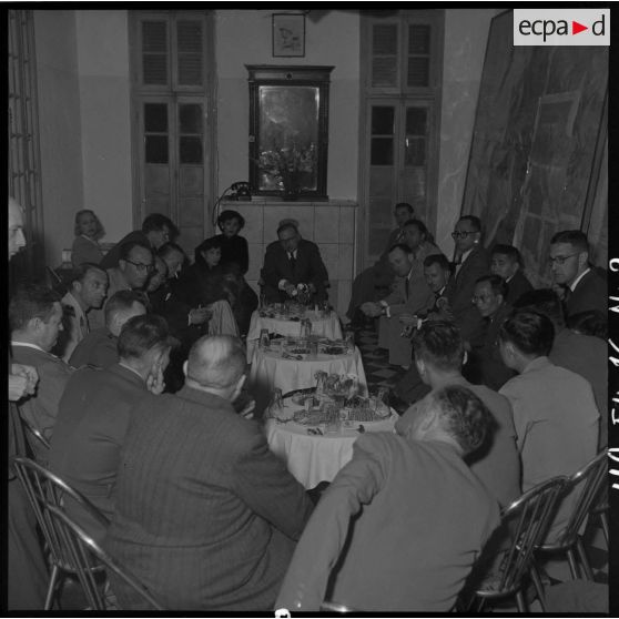 M. Pleven, ministre de la Défense nationale, et des correspondants au camp de presse d'Hanoï.