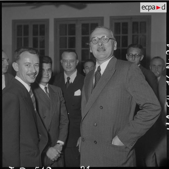 M. Pleven, ministre de la Défense nationale, et des correspondants au camp de presse d'Hanoï.