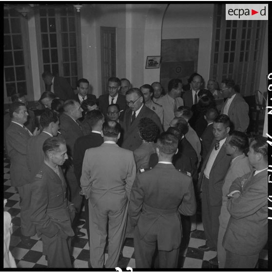 Au moment de se retirer du camp de presse d'Hanoï, M. Pleven, ministre de la Défense nationale, remercie ses hôtes de leur chaleureuse réception.