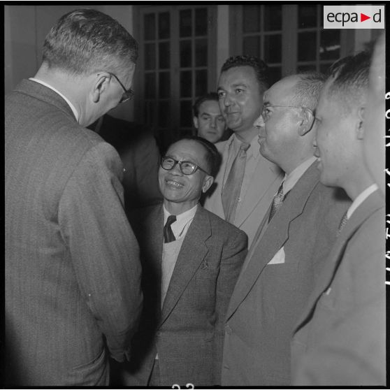 M. Pleven, ministre de la Défense nationale, et des correspondants au camp de presse d'Hanoï.