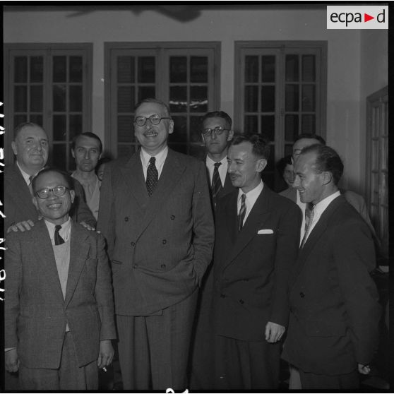 M. Pleven, ministre de la Défense nationale, et des correspondants au camp de presse d'Hanoï.