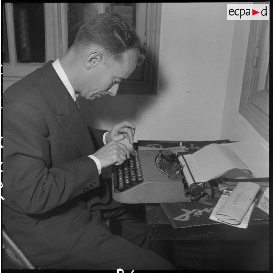 M. Le Conf, correspondant de l'Agence France-Presse, tape son câble au camp de presse d'Hanoï, après le départ de M. Pleven, ministre de la Défense nationale.