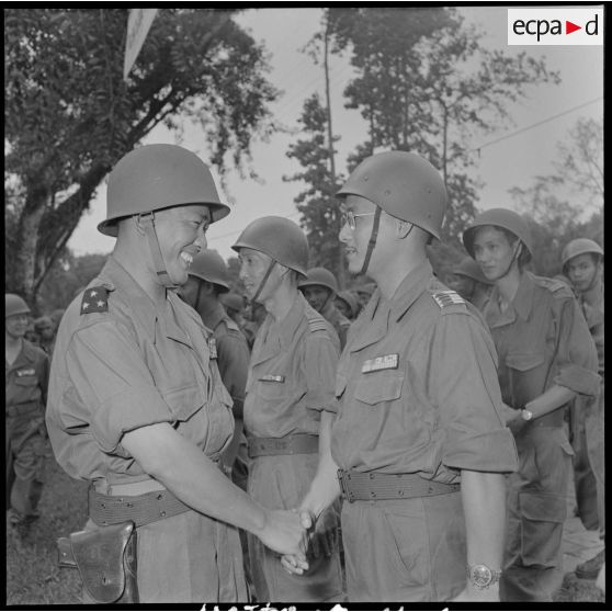 Le général Hinh, chef d'état-major de l'armée vietnamienne, félicite un chef de bataillon.