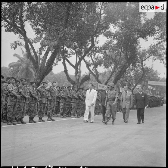 A l'occasion de la prestation de serment des officiers de l'armée nationale vietnamienne, M. Bao Daï et le général Hinh passent les troupes en revue.