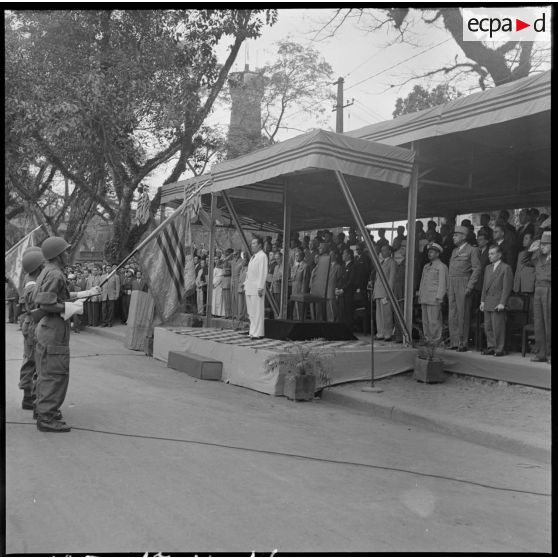 A l'occasion de la prestation de serment des officiers de l'armée nationale vietnamienne, les autorités vietnamiennes et françaises saluent le drapeau.