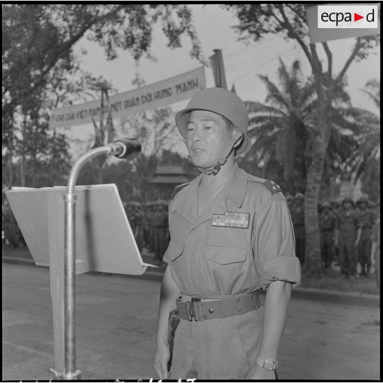 Le général Hinh prononce un discours à l'occasion de la prestation de serment des officiers de l'armée nationale vietnamienne.