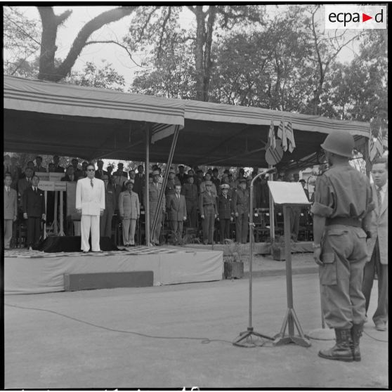 Le général Hinh (de dos) prononce un discours à l'occasion de la prestation de serment des officiers de l'armée nationale vietnamienne.