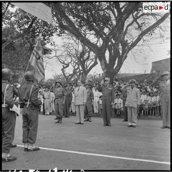 Les autorités saluent le drapeau de l'Etat du Vietnam.