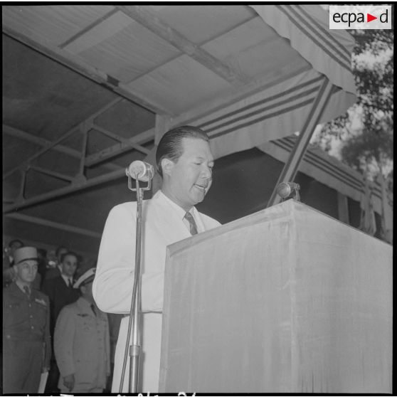Au cours de son discours, M. Bao Daï, chef de l'État du Vietnam, remercie les officiers de l'armée nationale.