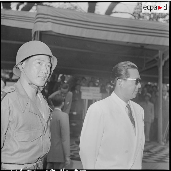 Le général Hinh, chef d'état-major de l'armée nationale vietnamienne, et M. Bao Daï, chef de l'Etat du Vietnam.